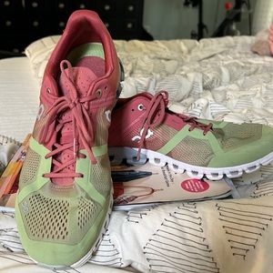 On Cloud tennis shoes. Great condition.